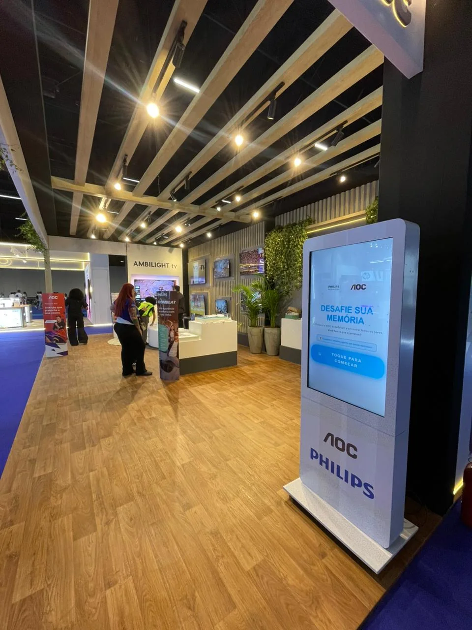 Totem touchscreen em evento corporativo
